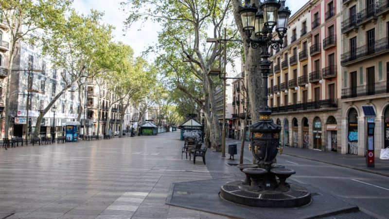 La Rambla at the height of the Fountain of Canaletes completely empty