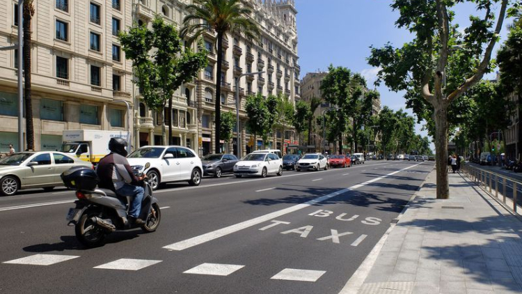 moto a l'avinguda Diagonal 