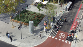 Motos aparcades a la plaça del Centre