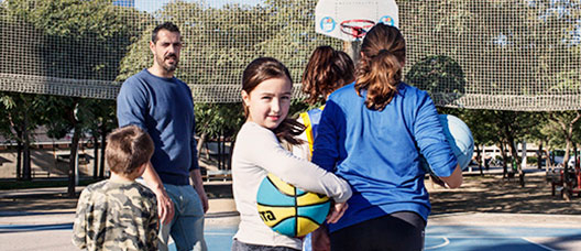 Foto: P. de Grenet Padre y sus hijas jugando en una cancha de baloncesto