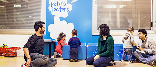 Foto: P. de Grenet Padres y madres jugando con sus hijos en una biblioteca