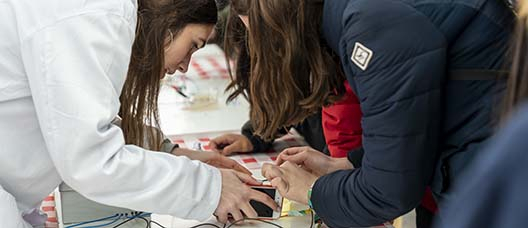 Photo: Martí Petit Young scientists connecting some cables to a mobile phone for an experiment