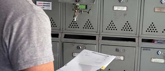 Foto: CFD Barcelona Un hombre lee una carta delante de unos buzones