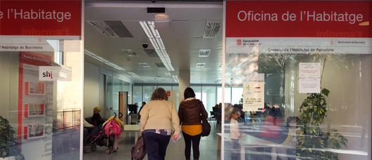 Dos personas entran en una oficina de vivienda