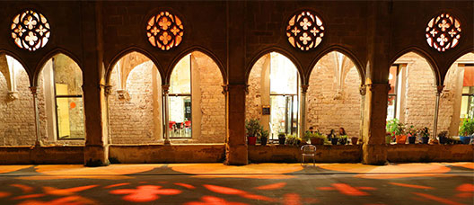 Photo: Sapiens/J.Play Patio of the Sant Agustí convent at night with red lights