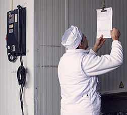 Foto: P. de Grenet Home amb discapacitat treballant en una empresa