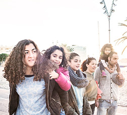 Foto: P. de Grenet Familia paseando por la Barceloneta