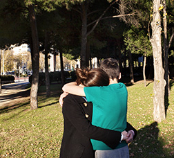 Foto: P. de Grenet Dos jóvenes abrazados