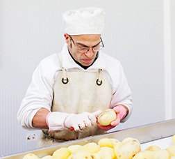 Foto: P. de Grenet Home amb diversitat funcional pelant patates