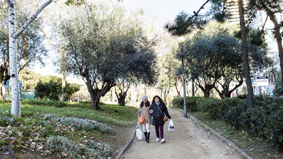 Dos mujeres caminando por el parque del Litoral